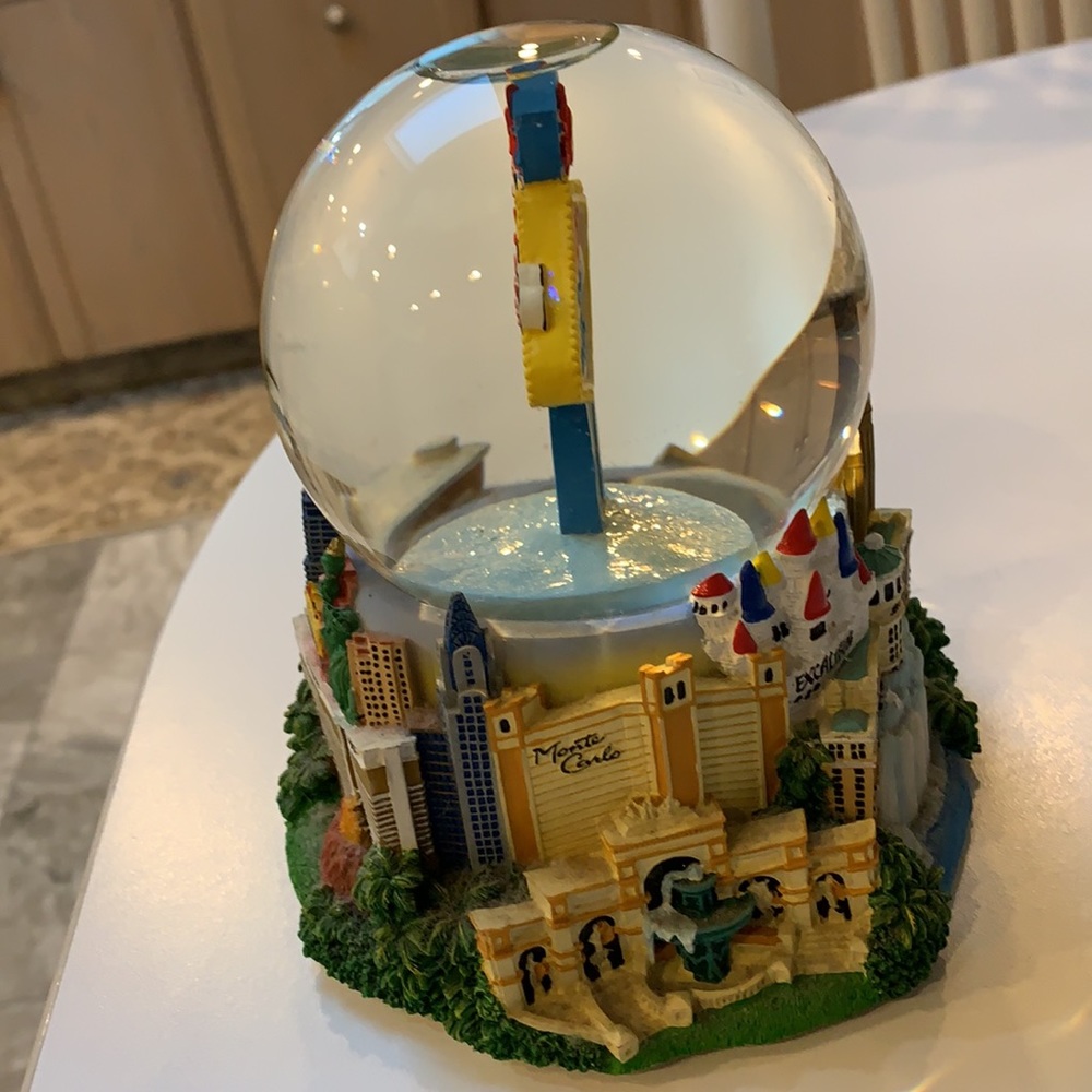 Snow globe - Picture 2 of 5